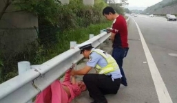 Cảnh sát giao thông đỡ đẻ cho thai phụ ngay bên lề đường 