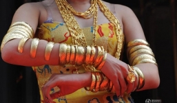 Cô gái đeo vàng khắp người trên xe buýt dát vàng trị giá 1,7 tỷ