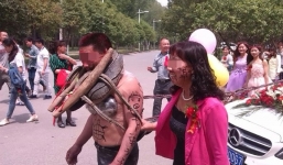 Bố mẹ chú rể đóng giả làm trâu bò kéo xe hoa cho con gây bức xúc