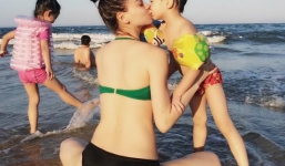 Hồ Ngọc Hà diện bikini gợi cảm đưa Subeo đi biển 