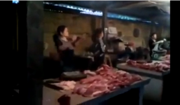 Clip: Khu chợ “ăn chơi” ở HN bật nhạc sàn, vừa nhún nhảy vừa bán hàng