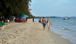 Nữ du khách say xỉn, ngủ quên ở bãi biển bị hai nhân viên resort hãm hiếp 