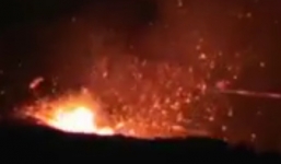 Video: Bất ngờ trước cảnh tượng dòng dung nham núi lửa phun trào 