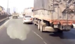 Video: Thót tim cảnh ô tô con đột ngột chuyển làn trước đầu xe tải