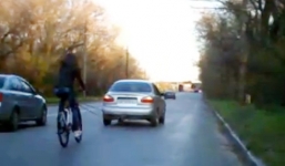 Tai nạn vì trò mạo hiểm chồng lái ôtô kéo vợ đi xe đạp phía sau