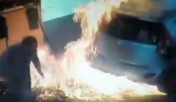 Kinh hoàng người phụ nữ châm lửa đốt vòi bơm xăng