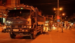 Xe nát bét dưới bánh xe ben, thanh niên thoát chết hy hữu