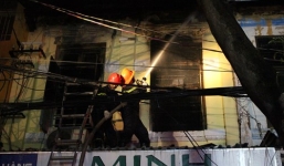 Người thân bất lực nhìn bé 2 tuổi chết kẹt trong đám cháy