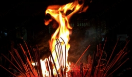 Kỳ lạ bát hương trên chùa bốc cháy hình Phượng Hoàng