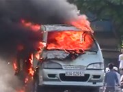 Clip: Xe tải bốc cháy ở đường trên cao Hà Nội