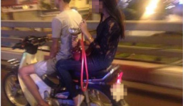 Cô gái trẻ thản nhiên hút shisha khi đi xe máy trên đường