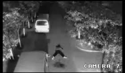 Clip: Đi bộ dưới trời mưa, bị sét đánh trúng 2 lần nhưng vẫn thoát chết