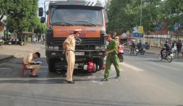 Nạn nhân bò ra từ gầm xe tải, tài xế mới biết mình gây tai nạn