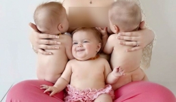 Bức ảnh bà mẹ cho 3 con bú gây sốt cộng đồng mạng