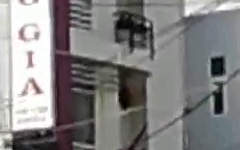 Đứng tim với nam thanh niên nghi ngáo đá đu dây từ tầng 4 xuống đất