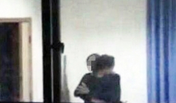 Trung Quốc: Thầy giáo bị sa thải vì lộ clip ôm hôn nữ sinh trong trường