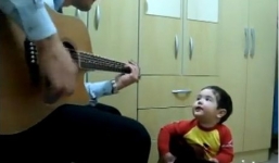 Clip: Bé trai 2 tuổi “gảy đàn” và hát cùng bố cực chất