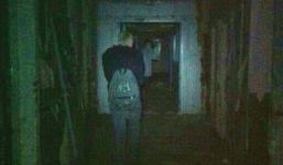 Bức ảnh bóng ma bác sỹ ở bệnh viện hoang khiến cư dân mạng dậy sóng