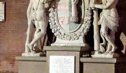 Chụp ảnh “tự sướng”, hai du khách phá hỏng bức tượng vô giá