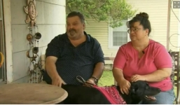 Chú chó 'lái' xe bán tải chở chủ nhân lao xuống hồ bơi