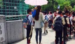 Nữ giáo viên bắt học sinh cầm ô che nắng gây phẫn nộ