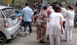 Tài xế đỡ đẻ song thai sinh non trên taxi