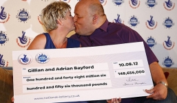 Đại gia bỏ vợ sau khi trúng số độc đắc 148 triệu bảng Anh