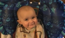 Video: Bé 10 tháng có khả năng thể hiện cảm xúc theo tiếng hát của mẹ 