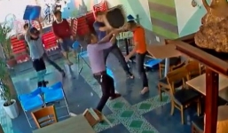 Clip ẩu đả trong quán cà phê, nhóm thanh niên cầm ghế phang nhau