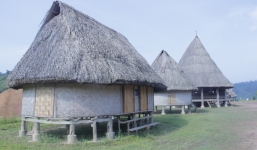 Ngôi làng 'nhà tranh vách gỗ' trị giá gần 4 tỷ đồng 