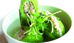 Món ngon mỗi ngày: Giải nhiệt mùa hè với canh mướp đắng nhồi thịt