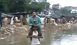 Clip: Phóng viên cưỡi cổ nạn nhân lũ lụt để đưa tin