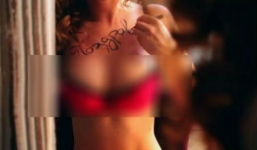 Dịch vụ quảng cáo trên ngực phụ nữ hút khách