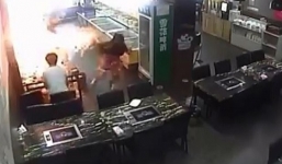 Video:Nữ sinh  “biến thành ngọn đuốc sống” khi đi ăn đồ nướng