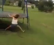 Video: Người đẹp bị ngã đập mặt vì lái xe mô tô