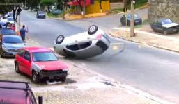 Video: Xế hộp bị lật ngửa giữa đường vì không chú ý gờ giảm tốc