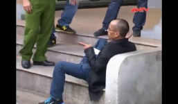 Video: Khoảnh khắc tước dao bầu trên tay kẻ dọa tự tử