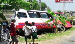 Xe buýt nổ lốp lật nghiêng, 11 người bị thương phải nhập viện