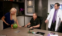 Clip: Cô gái bổ dưa hấu bằng… ngực 'khủng' gây sốt