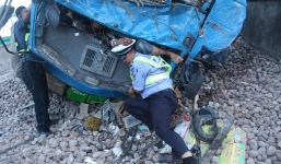 Cảnh sát giao thông dùng thân đỡ người bị tai nạn suốt 3 tiếng