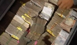 Video: Cảnh sát tìm thấy kho báu tiền mặt dưới đống đổ nát ở Nepal