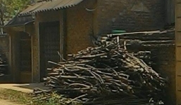 Bị “bỏ đói”, chồng hành hung vợ dã man