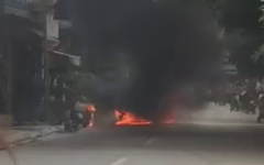 Xế sang bất ngờ bốc cháy khi đang chạy, một xe máy vạ lây