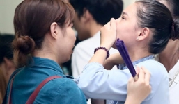 Mẹ và vợ Duy Nhân gục khóc trong tang lễ 