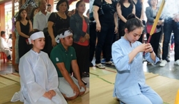 Nghẹn lòng trước gương mặt thất thần của vợ Duy Nhân trong đám tang