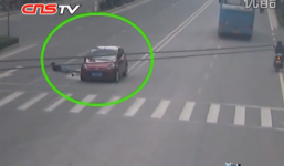 Video: Liều lĩnh lao mình vào ô tô đang chạy để ăn vạ