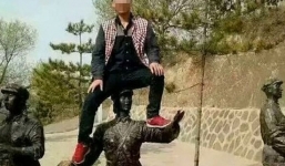 Nam thanh niên ngồi lên... đầu tượng anh hùng chụp ảnh gây phẫn nộ