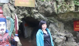 Người đàn bà thu phục trăn “khủng” phơi mình trên tảng đá?