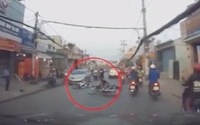 Sang đường ngược chiều với tốc độ cao, 2 xe máy gây tai nạn