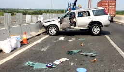 Container đâm ôtô 7 chỗ lộn nhiều vòng trên cao tốc 